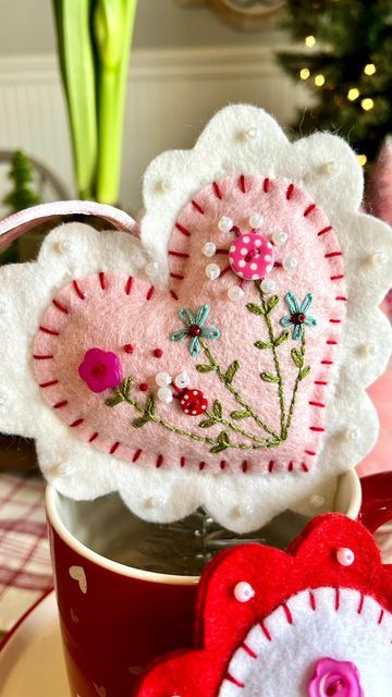 Felt Hearts Crafts, Stitch Image, Drawstring Bag Pattern, Chip Board, Felt Ornaments Patterns, Basic Embroidery, Basic Embroidery Stitches, Felt Pattern, Felt Heart