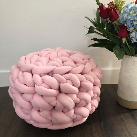 Crochet Floor Pouf, Crochet Pouf Pattern, Jumbo Crochet, Blankets Diy, Diy Pouf, Arm Crocheting, Chunky Yarn Blanket, Crochet Pouf, Giant Yarn