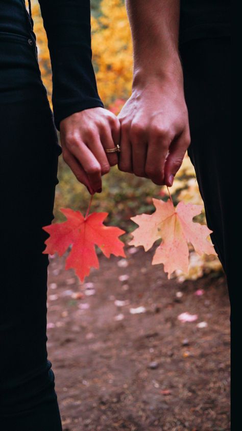 Fall couple pics / fall outfit Fall Couple Pics Ideas, Engagement Photos November, Fall Pictures For Couples Outfits, Fall Couple Pics, Bday Poses, Fall Couples Photoshoot, Salem Trip, Autumn Photography Portrait, Fall Date Ideas