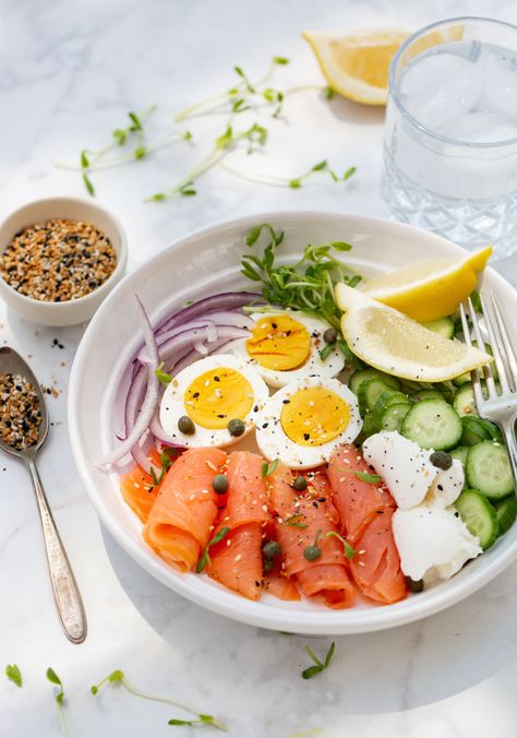 Bowl filled with smoked salmon, hard-boiled eggs, cucumbers, onion, lemon, capers, pea sprouts and everything bagel seasoning. Smoked Salmon Breakfast Bowl, Smoked Salmon Eggs Benedict, Smoked Salmon Breakfast Ideas, Salmon Bagel Breakfast, Smoked Salmon Lunch, Smoked Salmon Dinner, Smoked Salmon Bowl, Boiled Eggs Recipes, Protein Power Bowl