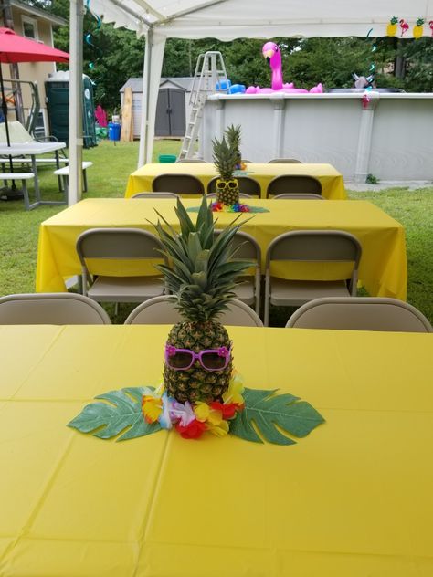 Hawaii Ideas Party, Simple Luau Decorations, 40th Hawaiian Birthday Party, Hawaii Party Table Decorations, Aloha Party Decorations Hawaiian Luau, Hawaiian Decorations Party, Luau Party Center Piece Ideas, Hawin Theme Party, Beach Theme Party Table Decor