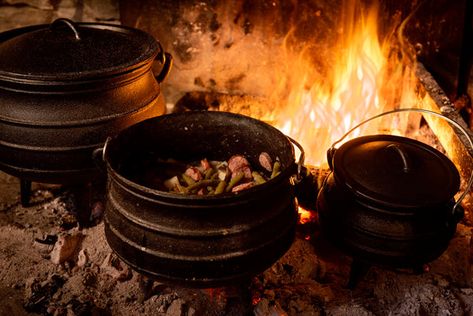 American Foods, Cast Iron Pot, Hobbit Hole, Copper Kettle, Iron Cookware, Cottage In The Woods, Open Fire, Cast Iron Cooking, Period Outfit