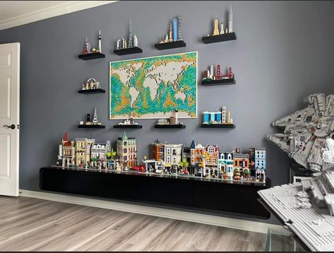 Lego Set Display Ideas, Lego Set Display, Lego City Display, Lego Shelf, Lego Room Ideas, Lego Display Ideas, Lego Room Decor, Lego Decorations, Lego Wall