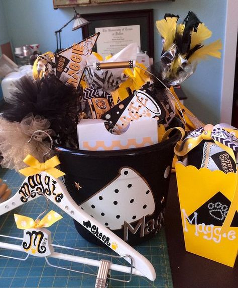 Nca Cheer Gifts, Cheer Gifts For Team Cute Ideas, Cheer Gift Bags, Cheer Treats, Cheer Camp Gifts, Cheer Sister Gifts, Cheer Buckets, Cheerleading Camp, Cheerleading Coach