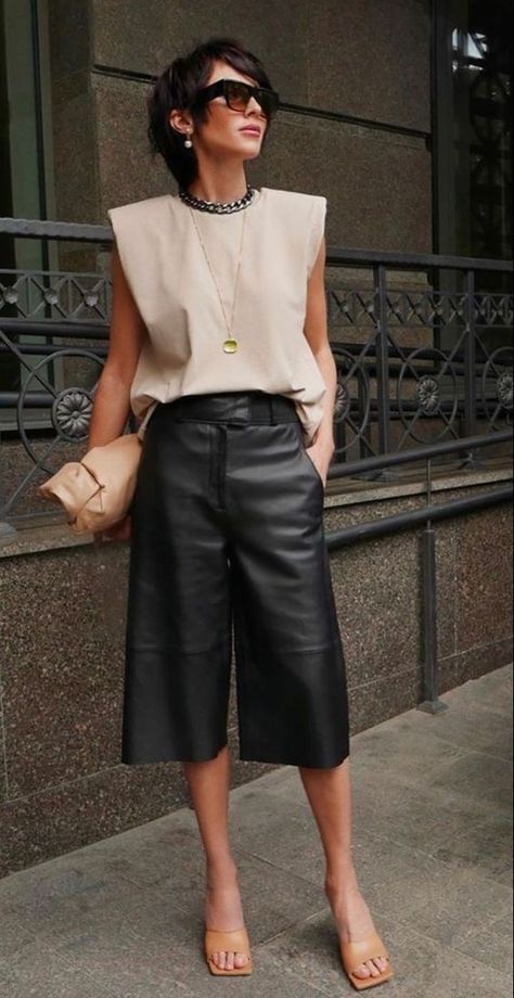 Ladies Spring Outfits 2024, Leather Bermuda Shorts Outfit, Mode Edgy, Bermuda Shorts Outfit, Moda Chic, Ladies Clothing, Work Style, French Chic, Looks Chic