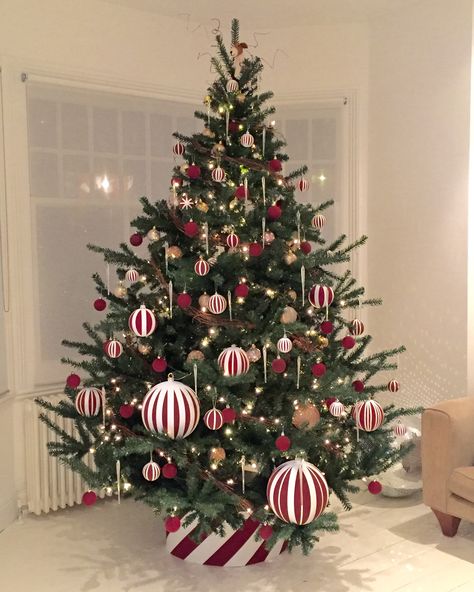 My Christmas tree for 2015, burgundy and white hand painted baubles with a splash of gold. Hand Painted Baubles, Painted Baubles, Eco Friendly Christmas Decorations, Hand Painted Bauble, Eco Friendly Christmas, Oxblood Red, 2024 Christmas, Christmas 2022, White Hand