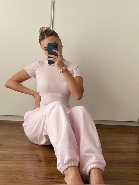 Sweatpants Pink Outfit, Baby Pink Outfit Women, Sweatpants Outfit Pink, Casual Outfits Sweatpants, How To Style Sweatpants Outfits, Pilates Outfit Style, Jogger Set Outfit, Girly Loungewear, Pink Joggers Outfit