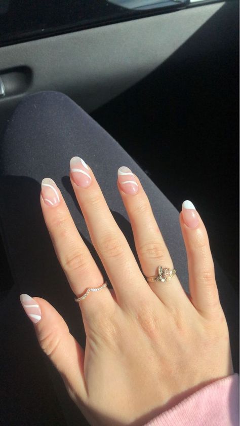 Round Nails With White Design, White Nail Designs Natural Nails, Short Almond Acrylic Nails White Design, Simple Nail Swirl Design, Almond Nails With Squiggles, Squiggly Line Nails French Tip, White Squiggly Line Nails, White Swiggle Lines Nails, Curvy Lines Nails