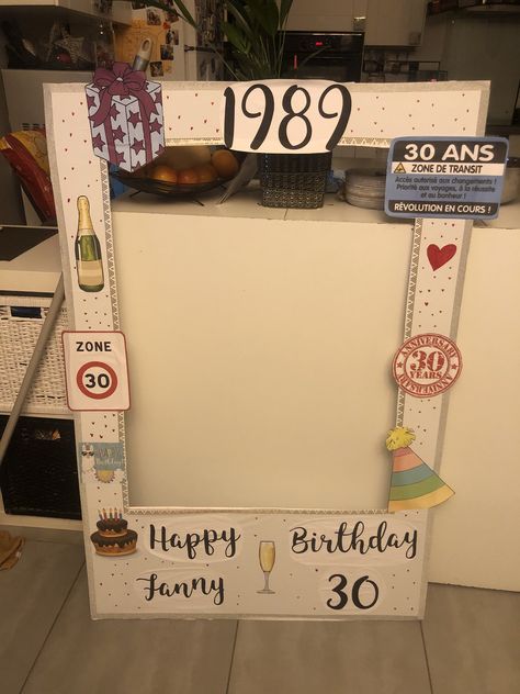 Stand Photo Anniversaire, Instagram Frame Photobooth, Diy 40th Birthday Decorations, Diy Birthday Table Decorations, Diy Birthday Table, Outside Birthday Parties, Cadre Photo Diy, 18th Party Ideas, 50th Birthday Party Themes