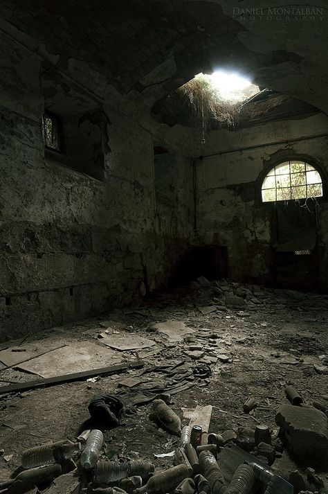 Eerie Places, Apocalypse Aesthetic, Abandoned Mansions, Haunted Places, Dark Places, Abandoned Buildings, Old Buildings, Abandoned Houses, Land Art