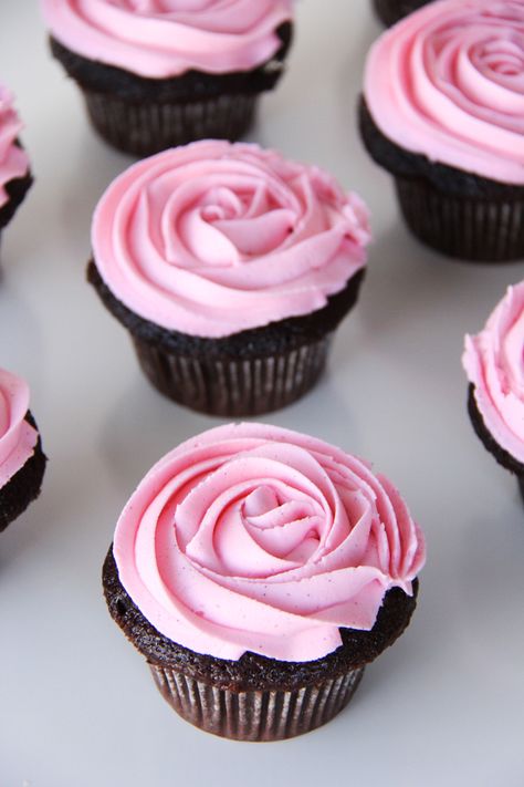 Chocolate Cupcakes with a Chardonnay Buttercream Frosting, and just in time for Valentine's Day. #recipe Pink Marshmallow Buttercream, Whipped Cream Desserts, Pink Marshmallow, Marshmallow Buttercream, Vanilla Marshmallows, Pink Marshmallows, Marshmallow Frosting, Large Cupcake, Cake Frosting Recipe