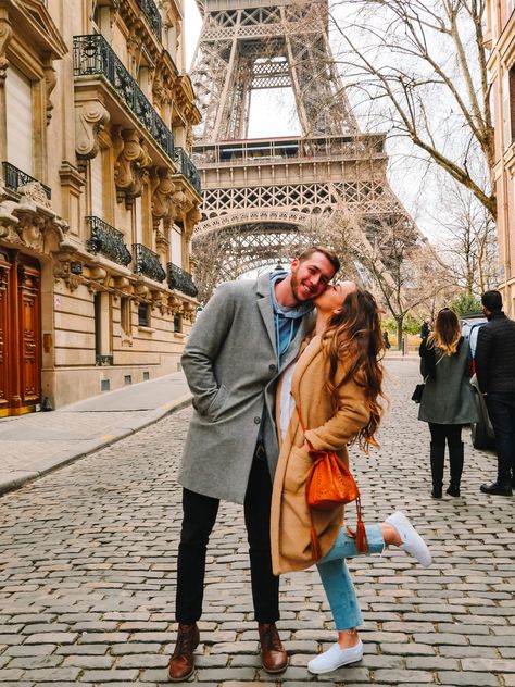 Paris Instagram Pictures Couple, Paris Outfits Couple, Paris Family Photo Shoot, Paris Couple Photoshoot, Paris Couple Pictures, Couple Poses Photography, Paris Trip Outfits, Eiffel Tower Pictures, Paris Photo Ideas