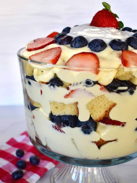 Pound Cake Trifle is a simple and delicious layered dessert made with pound cake, vanilla pudding and fruit! Recipes With Pound Cake, Pound Cake Trifle Recipes, Pound Cake Trifle, Pioneer Woman Desserts, Trifle Bowl Recipes, Cake Trifle, Fruit Trifle, Trifle Recipes, Strawberry Trifle