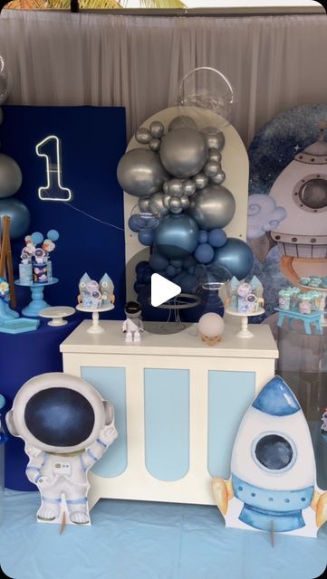 Space Themed Centerpieces, Astronaut Centerpiece, Space Theme Centerpiece Ideas, Space Theme, Balloon Arch, 1st Bday, Balloons