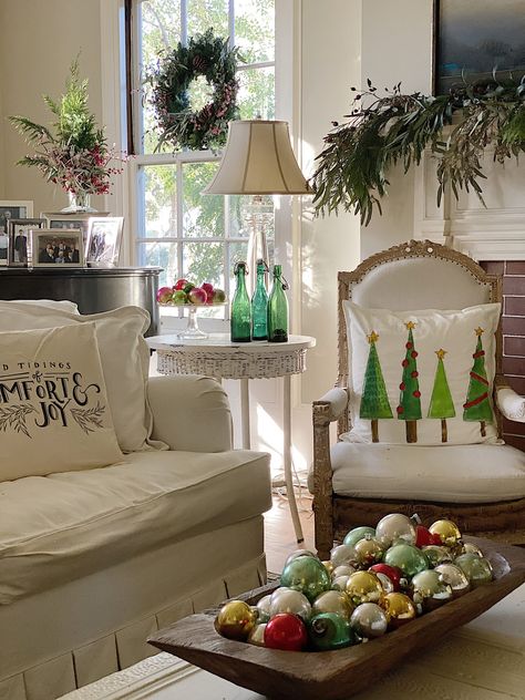 I am so excited to share our Cozy Christmas living room decor. I used a combination of fresh and live greenery mixed with vintage and new ornaments. Cozy Christmas Living Room Decor, 100 Year Old Home, Cozy Christmas Living Room, Christmas House Tour, Mid Century Modern Christmas, Traditional Holiday Decor, Christmas Living Room, Deco Nature, Christmas Kitchen Decor