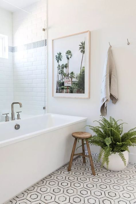 How to Get the Modern Coastal Look in Your Home Pure Salt Interiors, Beach House Bathroom, Modern Coastal Home, Modern Coastal Decor, Pure Salt, Coastal Modern, Coastal Bathrooms, Casa Exterior, Spa Day At Home