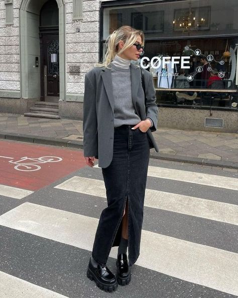 Denim Skirt Outfit Winter, Black Denim Skirt Outfit, Long Denim Skirt Outfit, Black Denim Midi Skirt, Rok Outfit, Black Skirt Outfits, Jean Skirt Outfits, Loafers Outfit, Denim Skirt Outfits