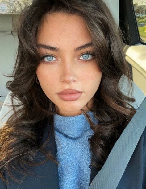 Brown Hair Blue Eyes Girl, Blue Eyes Aesthetic, Dark Hair Blue Eyes, No Make Up Make Up Look, Brunette Blue Eyes, Woman With Blue Eyes, Brown Hair Green Eyes, Rambut Brunette, Dark Blue Eyes