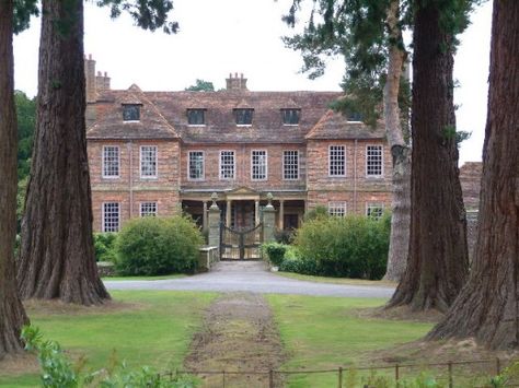 The Bennetts home (Longbourn) in the 2005 Pride and Prejudice movie was filmed at the Groombridge Place in Kent - file under "when I go to England" Groombridge Place, Pride & Prejudice Movie, English Houses, Pride And Prejudice 2005, Chatsworth House, Kent England, Elizabeth Bennet, Casas The Sims 4, English Manor