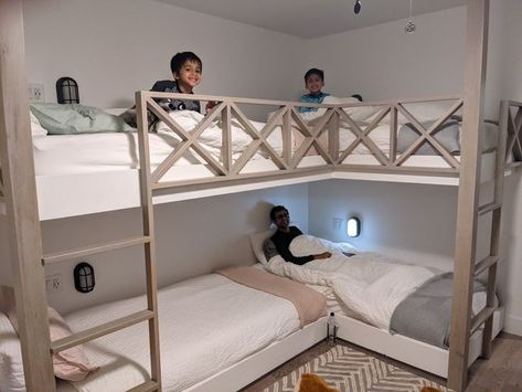 Corner Bunk Beds Space Saving, 3 Beds One Room, Four Beds In One Room, Small Room Bunk Beds, Corner Bunk Beds Built In, 4 Bunk Beds In One Room, 4 Beds In One Room Ideas, 3 Beds In One Room Small Spaces, Multiple Beds In One Room