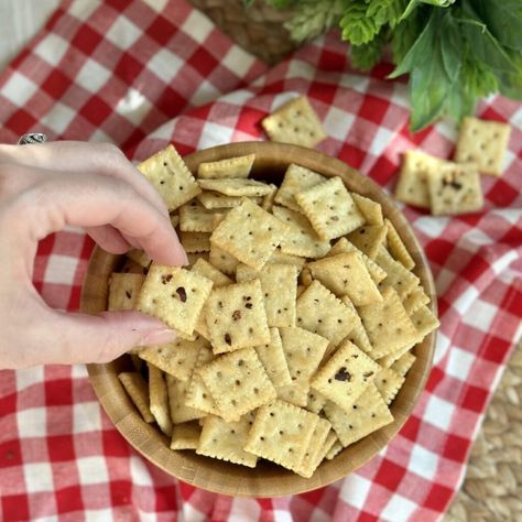 A bowl of fire crackers. Pepper Crackers Recipe, Spicy Club Crackers, Hot Crackers Recipe Red Peppers, Mini Club Cracker Recipes, Mini Crackers Recipe, Firecracker Crackers Recipe, Zesty Crackers, Texas Fire Crackers Recipe, Hot Crackers Recipe