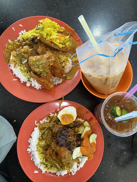 nasi kandar! Nasi Kandar Aesthetic, Nasi Kandar, Food Therapy, Johor Bahru, Girly Images, Vision Board, Cooking Recipes, Drinks, Quick Saves