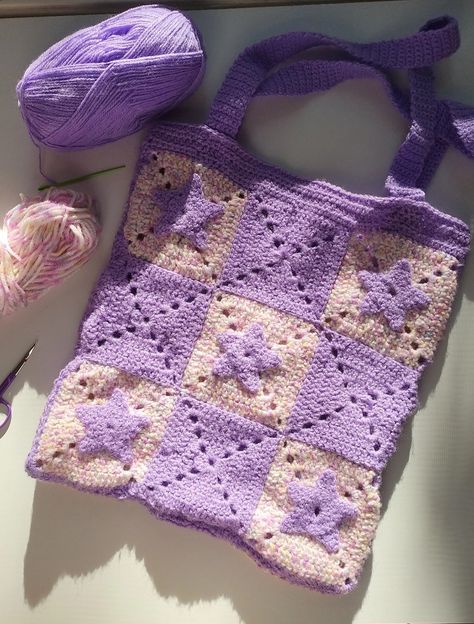 crocheted purple stars tote bag idea #cute #crochet #purple #yarn #grannysquares Pink And Purple Crochet Bag, Purple Granny Square Bag, Purple Bag Crochet, Crochet Bag Purple, Purple And Blue Crochet, Purple Crochet Bag, Pink And Purple Crochet, Crochet Vibes, Crochet Purple