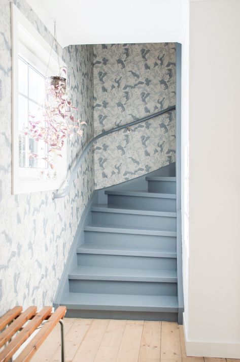 Stairs painted blue with blue and white wallpaper in a swedish house. Stairs Painted, Ideas Terraza, Entryway Stairs, My Scandinavian Home, Blue And White Wallpaper, Swedish Cottage, Casa Country, Painted Stairs, Vintage Pendant Lighting