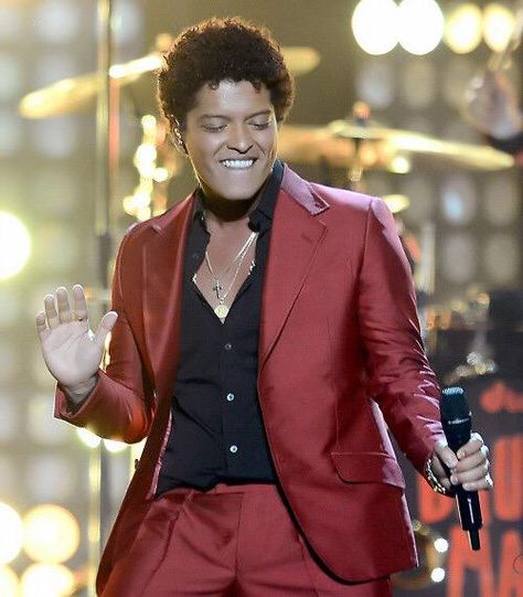 Embedded image Bruno Mars Treasure, Bruno Mars Songs, Mars Photos, Billboard Awards, Prince Of Pop, Smokey Robinson, Billboard Music, Billboard Music Awards, Fashion Now