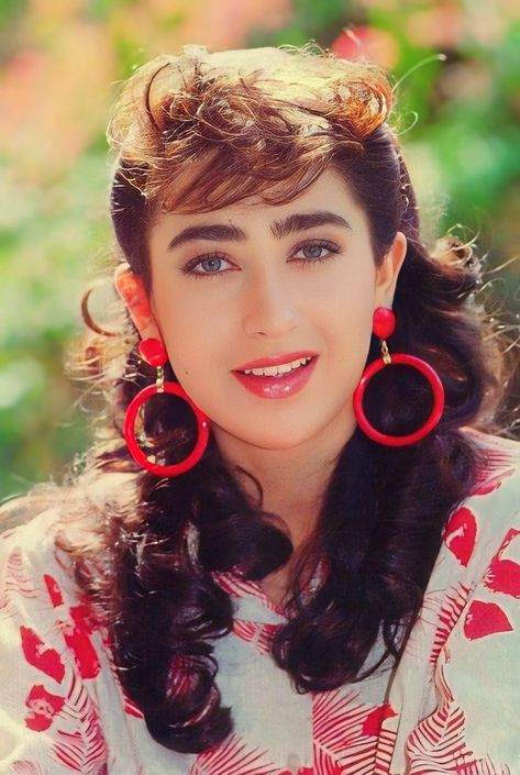 90s Bollywood Actress, 90s Bollywood Fashion, Kareena Kapoor Pics, Karishma Kapoor, 90s Actresses, Romantic Couple Poses, Beautiful Love Images, Bollywood Pictures, Bollywood Posters