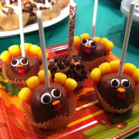 29 Gobble-Worthy Thanksgiving-Themed Treats Desserts With Marshmallows, Dessert Marshmallow, Brushstroke Cake, Thanksgiving Desserts Kids, Turkey Cake, How To Make Turkey, Themed Food, Thanksgiving Treats, Wedding Cake Recipe