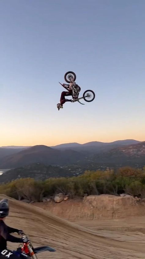 Bmx Videos, Dirt Bike Room, Riding Scooters, Airplane Landing, Freestyle Motocross, Motocross Love, Cool Dirt Bikes, Bike Room, Motorcycle Dirt Bike