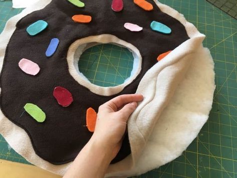 Donut Costume Diy, Diy Donut Costume, Dunkin Donuts Costume, Donut Costume, Diy Donut, Halloween Sewing Projects, Easy Donuts, Diy Donuts, Food Costumes