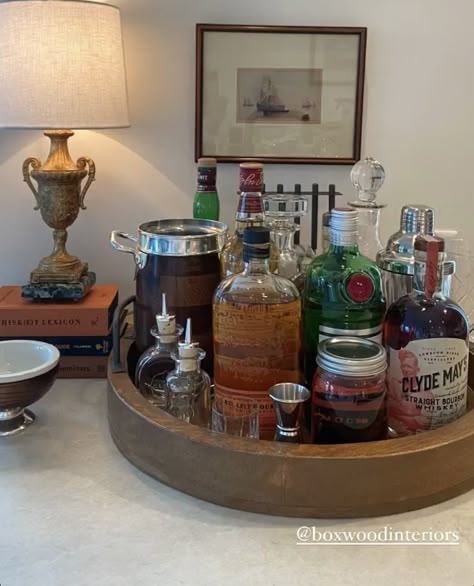 Home Bar With Decanters, Drinks Table Decor, Bar Tray Decor, Home Bar Tray, Liquor Tray Display, Cocktail Display Ideas, Alcohol Display Home, Decanter Display Bar, Mini Bar Decor