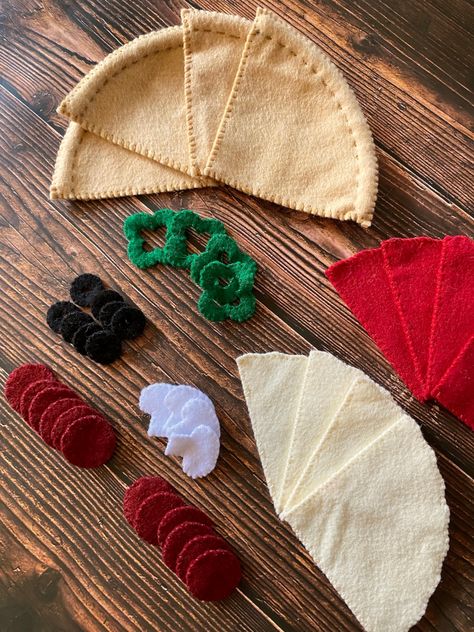 Pizza Felt Diy, Felted Food Diy, Felt Play Food Pizza, Pizza Felt Pattern, Felt Food Templates Printable, Felt Pizza Diy Food Patterns, Diy Felt Food No Sew, Diy Felt Pizza, Felt Pizza Toppings