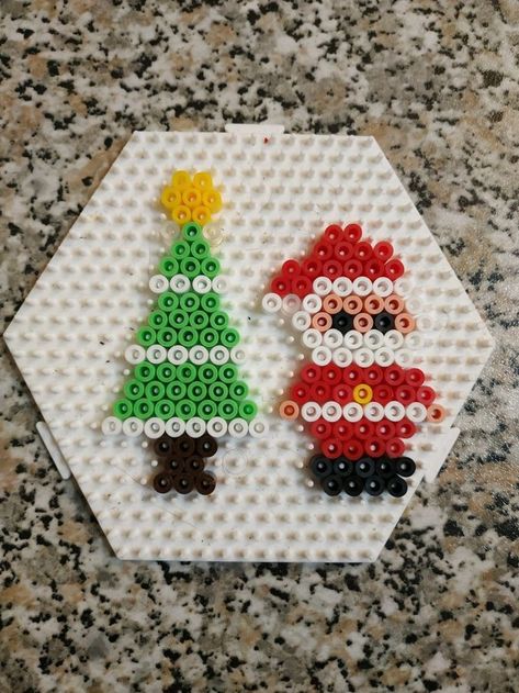 Christmas Tree Hama Beads, Pyssla Ideas Christmas, Easy Christmas Perler Bead Pattern, Hama Beads Christmas, Melt Beads Patterns, Christmas Perler Beads, Easy Perler Bead Patterns, Pearl Beads Pattern, Easy Perler Beads Ideas