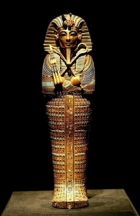 King Tut Egyptian Party, Ancient Egyptian Architecture, Egypt Mummy, Pyramids Egypt, Egyptian Mummies, Egyptian Artifacts, Old Egypt, Egyptian Pyramids, Visit Egypt