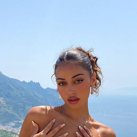 Cidney Kimberly, Cindy Kimberly Instagram, Latina Aesthetic Hair, Kimberly Hair, Vacation Makeup, Beauty Procedures, Summer Makeup Looks, Cindy Kimberly, Hairdos For Curly Hair