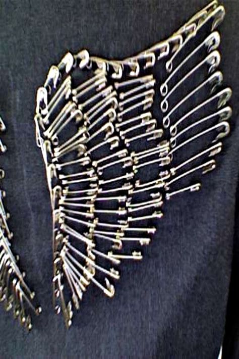 Safety Pin Wings - tutorial on arranging safety pins on fabric. How cool to decorate the back of a denim jacket or tote bag! Wings Tutorial, Battle Jacket, Diy Vetement, Denim Diy, Safety Pins, Jeans Diy, Wedding Guest Outfit Summer, Safety Pin, Upcycle Clothes