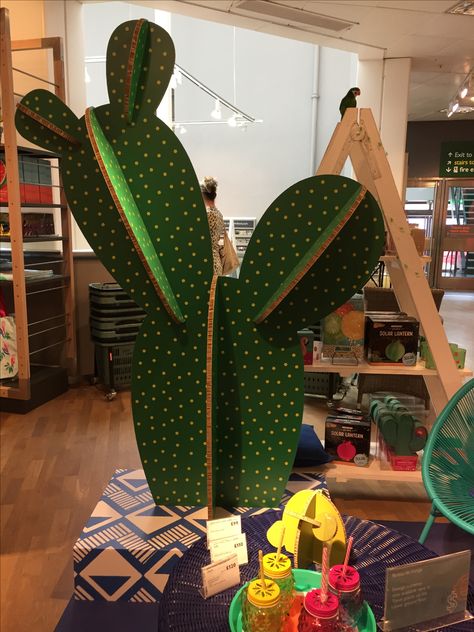 Cardboard cactus Cactus Centerpiece Ideas, Cardboard Cactus, Cactus Centerpiece, Mexican Cactus, Trendy Party Decor, Cactus Craft, Wild West Theme, Wild West Party, Fiesta Theme Party