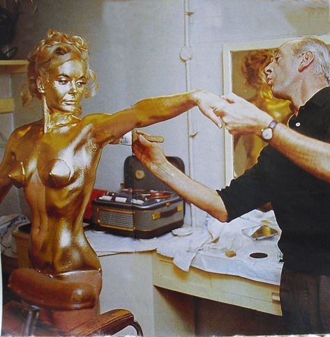 Shirley Eaton getting painted in gold (1024x1047 pixels) Goldfinger James Bond, Jill Masterson, Shirley Eaton, Bond Women, Celebrity Bodies, Movie Club, Best Bond, Bond Girls, James Bond Movies