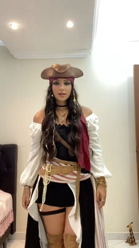 6 People Costume Ideas, Pirate Costume Ideas, Halloween Costumes Pirate, Elisabeth Swan, Pirate Look, Jack Sparrow Costume, Pirate Costume Diy, Spirit Week Outfits, Female Pirate Costume