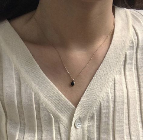 Simple Necklaces Aesthetic, Simple Necklace Aesthetic, Simple Vintage Jewelry, Classy Jewellery, Dainty Jewelry Necklace, Neck Pieces Jewelry, Fancy Jewelry Necklace, Pretty Jewelry Necklaces, Expensive Jewelry Luxury