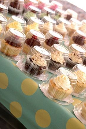 Use cups and lids as cupcake togo containers Kue Fondant, Bake Sale Packaging, Cake Stall, Cupcake Packaging, Graduation Party Foods, Mini Torte, Bakery Business, Home Bakery, Bake Sale