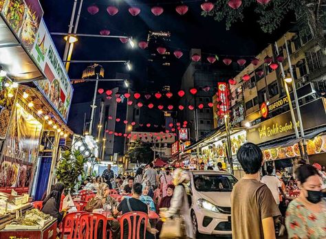 Experience the vibrant energy of Kuala Lumpur's night streets! From the dazzling lights of Bukit Bintang to the aromatic food stalls of Jalan Alor, the city comes alive after dark. Enjoy street performances, delicious local cuisine, and the bustling nightlife that makes KL unforgettable. 🌆✨ #KualaLumpur #KLNights #BukitBintang #JalanAlor #MalaysiaTravel #NightLife #CityLights #ExploreMalaysia Bukit Bintang Kuala Lumpur, The Dazzling, Malaysia Travel, Street Performance, Food Stall, Clean Food, Clean Recipes, After Dark, Kuala Lumpur