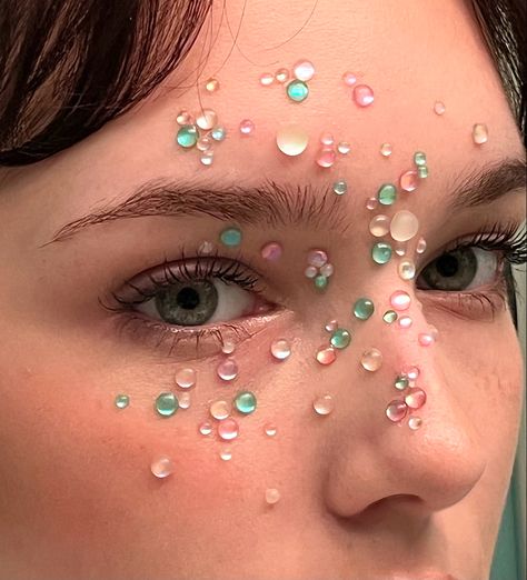 Raindrop Makeup Look, Cristal Aesthetic, Parade Makeup, Rain Makeup, Rain Droplets, Golden Eye Makeup, Gem Makeup, Face Art Makeup, Crystal Aesthetic