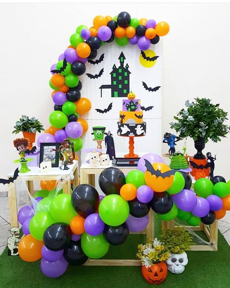 Halloween pocket. Mini table ❤️❤️❤️ Hotel Transilvânia 👏👏👏 Festa Hotel Transylvania, Hotel Transylvania Birthday, Hotel Transylvania Party, Halloween Themed Party, Halloween Themed Birthday Party, Adult Party Themes, Kids Birthday Party Decoration, Birthday Party Centerpieces, Halloween Balloons