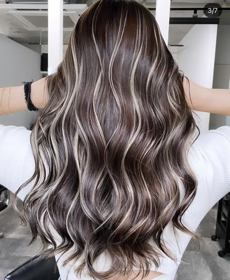 Contouring Makeup, Black Hair Balayage, Hair Color Underneath, Brown Hair Inspo, Hair Inspiration Long, Brunette Hair With Highlights, Dark Hair With Highlights, Brown Hair With Blonde Highlights, Long Hair Color