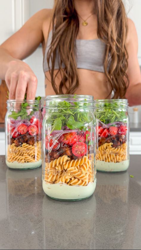 BLT Pasta Salad Jars - That Vegan Babe Crispy Tempeh, Mason Jar Meal Prep, Mason Jar Lunch, Salad Jars, Blt Pasta Salad, Mayo Dressing, Salad Jar Recipe, Blt Pasta, Blt Pasta Salads