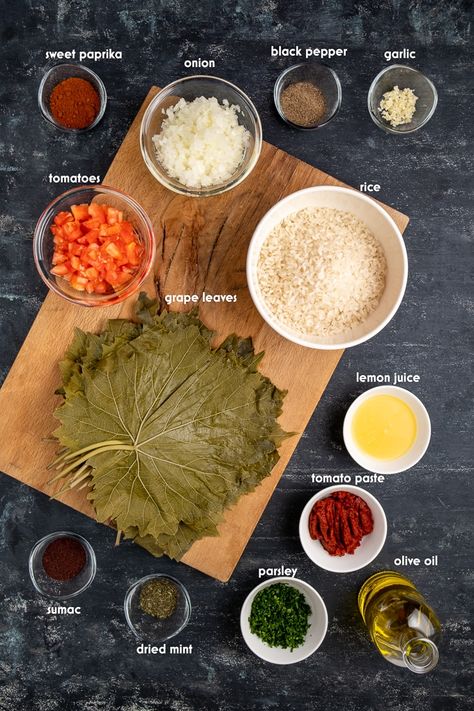 Rice Stuffed Grape Leaves, Turkish Dolma, Dolmades Recipe, Dolma Recipe, Grape Leaves Recipe, Arabisk Mad, Vegetarian Rice, Stuffed Grape Leaves, Middle East Recipes